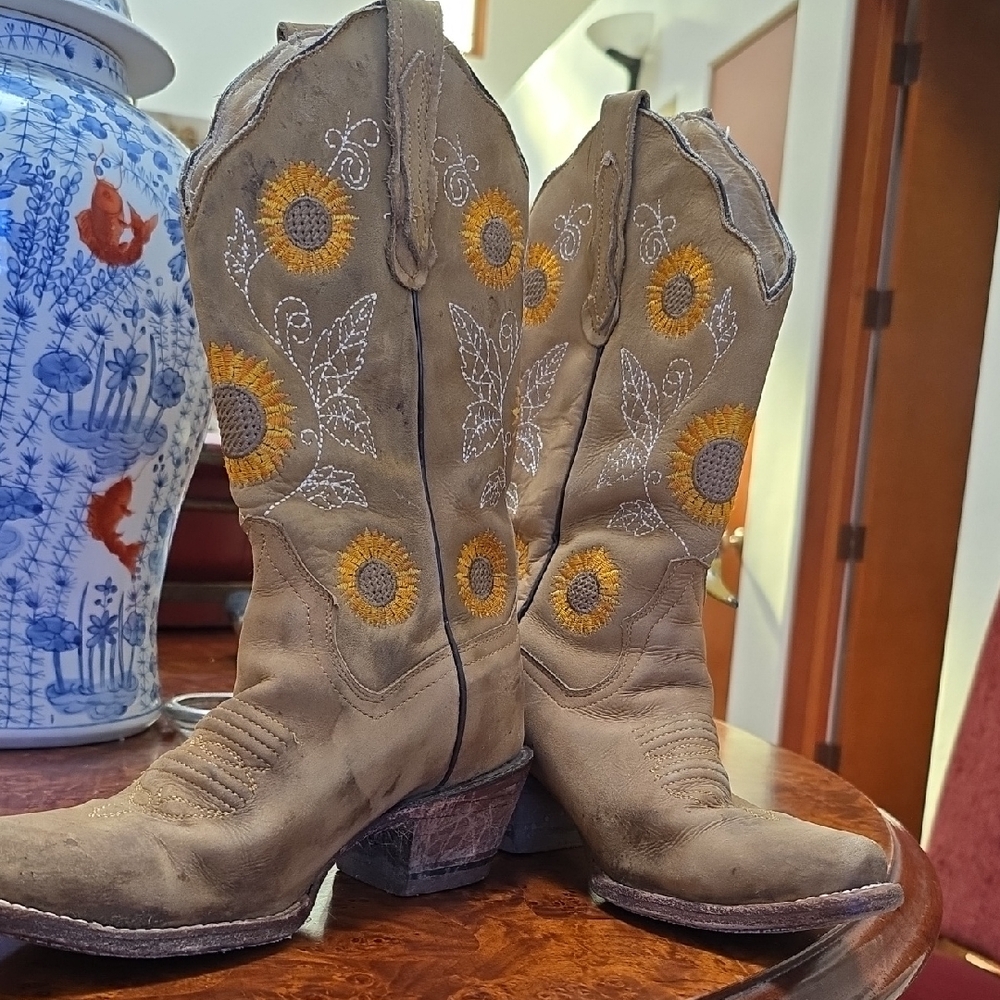 Sunflower Embroidered Cowboy Boots. These Boots Are Size 7 US.